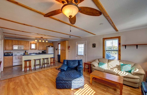 Avon House | Relaxing Casa Creekside: Hot Tub, Bikes & Spa Amenities