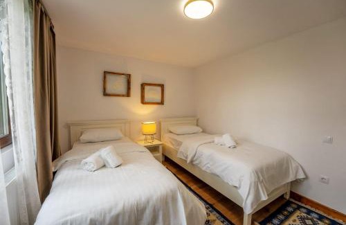 Sighisoara Bed & Breakfast | Discover Casa cu Prispa: Oceanfront Retreat with Pool