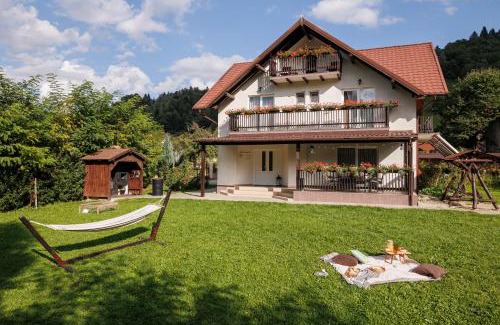 Moieciu House | Discover Casa cu Salcâmi: 4-Star Family-Friendly Retreat