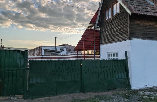 Sighetu Marmatiei House | Budget-Friendly Casa cu Terase with Breakfast and Child Care