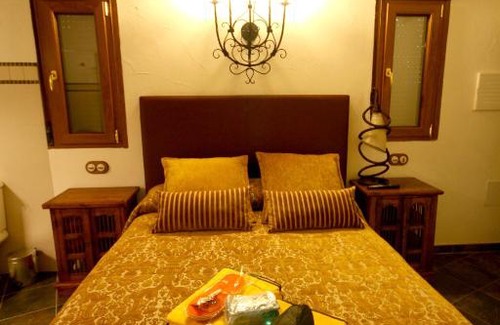 Navaluenga House | Casa Cucu: Pet-Friendly Retreat with Hot Tub & Breakfast