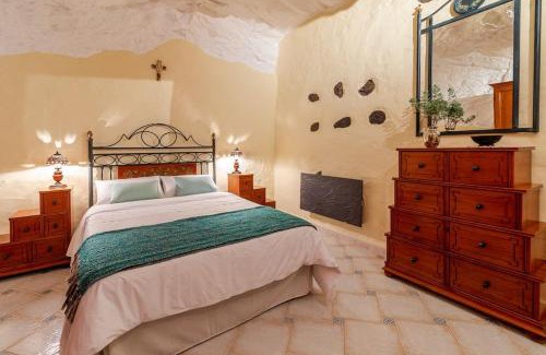 Teror House | Experience Casa cueva El Balcón del Cortijo - Rated 9.5/10