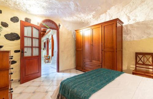 Teror House | Experience Casa cueva El Balcón del Cortijo - Rated 9.5/10