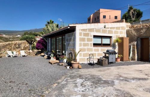 Los Gavilanes House | Casa Cueva - L&L: Family-Friendly Retreat with 9.6 Rating