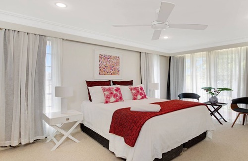 Culburra Beach House | Casa Culburra: Modern Retreat with Pool & Billiards