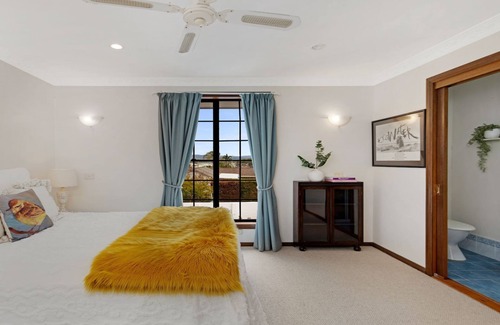 Culburra Beach House | Casa Culburra: Modern Retreat with Pool & Billiards