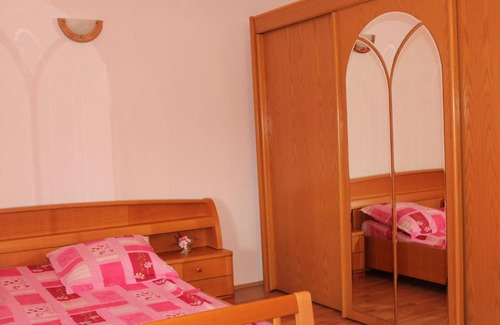 Resita House | Inviting Casa Dănuț: Pet-Friendly & Family-Approved Stay