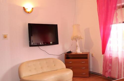 Resita House | Inviting Casa Dănuț: Pet-Friendly & Family-Approved Stay