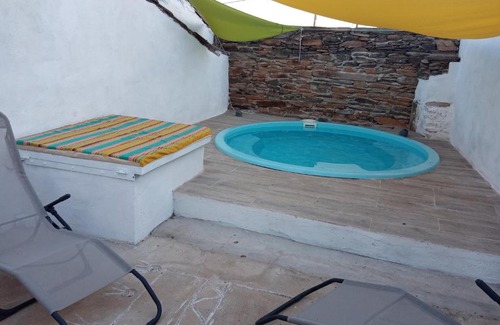 Mourao Apartment | Delightful Casa d`artes Verão e Inverno with Pool & Kitchen