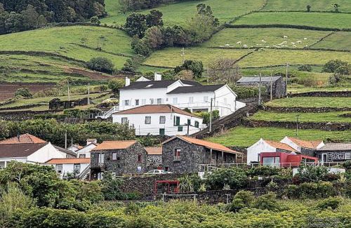 Sao Roque do Pico House | Family-Friendly Retreat at Casa da Avó Clotilde