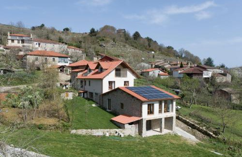 Chantada House | Family-Friendly Retreat at Casa da Cocha Awaits You