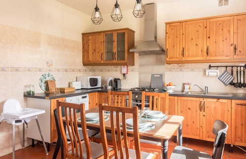 Santana Villa | Casa Da Olides: Mountain View Retreat with Balcony & Wi-Fi