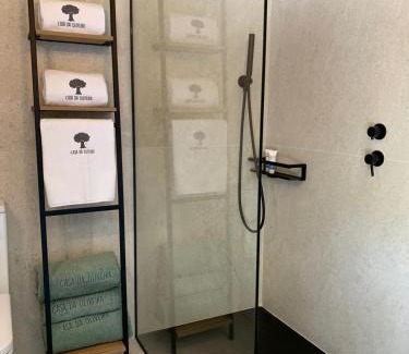 Poio House | Casa da Oliveira: Guest Rated 9.7, Pet-Friendly Oasis