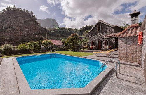 Faial House | Casa da Pedra: Oceanfront Retreat with Pool & 9.2/10 Rating