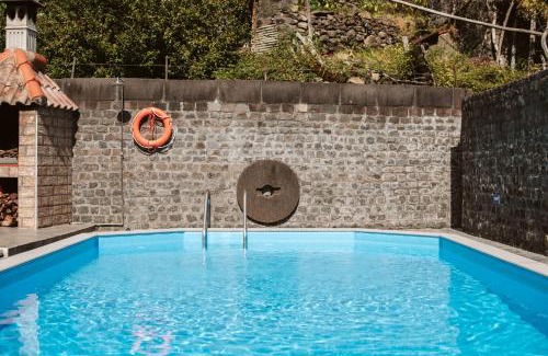 Faial House | Casa da Pedra: Oceanfront Retreat with Pool & 9.2/10 Rating