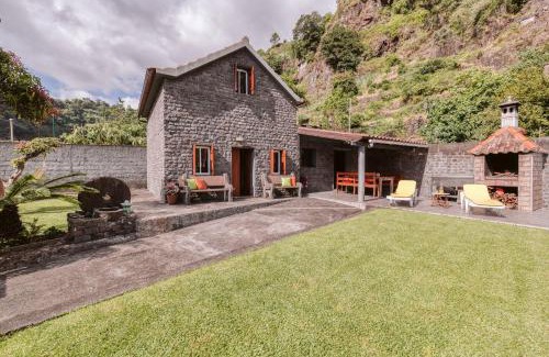 Faial House | Casa da Pedra: Oceanfront Retreat with Pool & 9.2/10 Rating