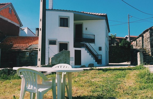 Vila Nova de Paiva Cottage | Pet-Friendly Retreat at Casa da Urgueira with Breakfast