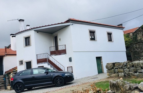 Vila Nova de Paiva Cottage | Pet-Friendly Retreat at Casa da Urgueira with Breakfast