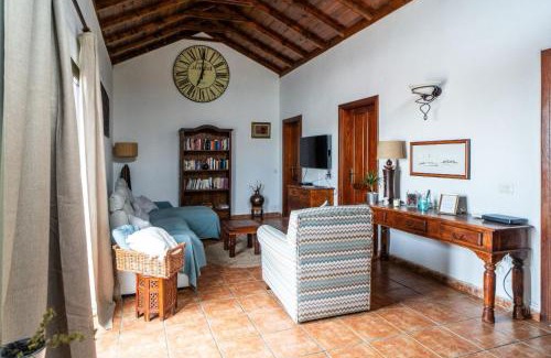 Tias House | Pet-Friendly Casa Dante: Oceanfront Escape with 9.9 Rating