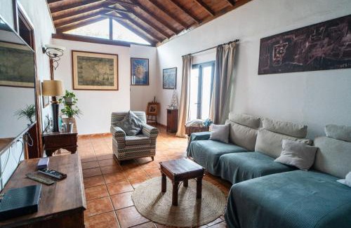 Tias House | Pet-Friendly Casa Dante: Oceanfront Escape with 9.9 Rating
