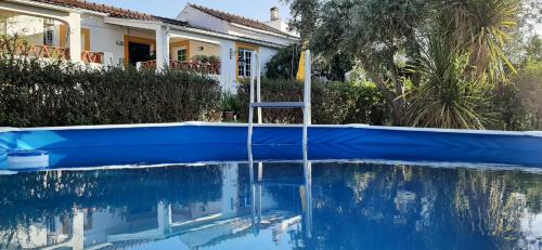 Arraiolos House | Casa das 3 Palmeiras: Pet-Friendly Oasis with Ocean Views