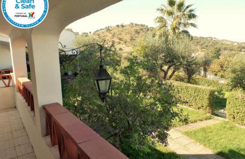 Arraiolos House | Casa das 3 Palmeiras: Pet-Friendly Oasis with Ocean Views