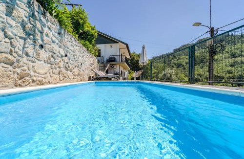 Caldelas House | Relaxing Oceanfront Stay at Casa das Caldas with Pool