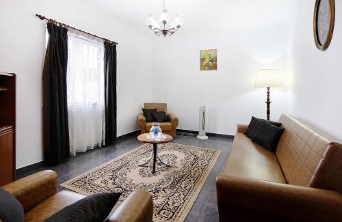 Angra do Heroismo House | Inviting Casa das Hortênsias: Pet-Friendly & Family Ready