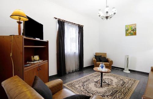 Angra do Heroismo House | Inviting Casa das Hortênsias: Pet-Friendly & Family Ready