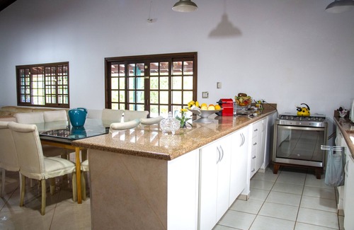Tatui Cottage | Discover Comfort at Casa das Palmeiras - Pet Friendly Oasis
