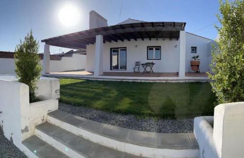 Sao Pedro do Corval House | Top-Rated Casa das Chaminés: Ideal for Family Getaways