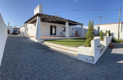 Sao Pedro do Corval House | Top-Rated Casa das Chaminés: Ideal for Family Getaways