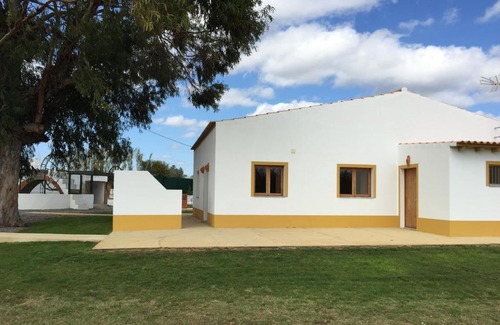 Moncarapacho e Fuseta House | Inviting Casa Das Romãs: Oceanfront Stay with Pool