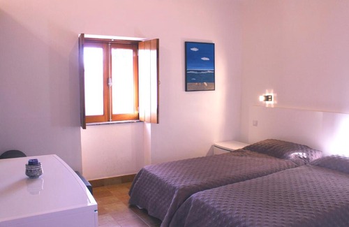 Moncarapacho e Fuseta House | Inviting Casa Das Romãs: Oceanfront Stay with Pool