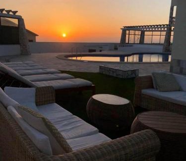 Barril de Baixo Villa | Experience Casa das Rosas: 4-Star Oceanfront Escape