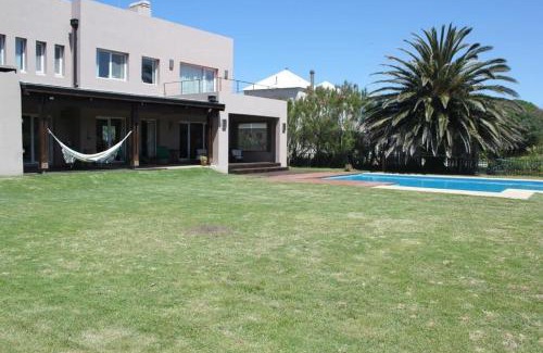 Necochea House | Elegant Casa De Alta Categoría with Pool Near the Beach