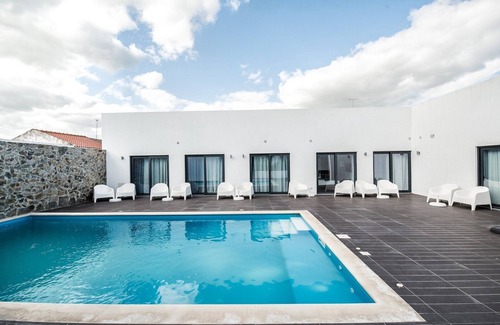 Arraiolos Apartment | Modern Haven at Casa de Baco: Family-Friendly Comforts