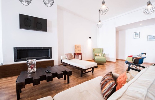 Arraiolos Apartment | Modern Haven at Casa de Baco: Family-Friendly Comforts