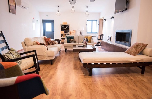 Arraiolos Apartment | Modern Haven at Casa de Baco: Family-Friendly Comforts