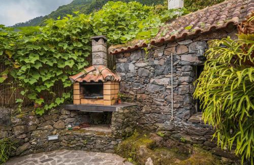 Arco de Sao Jorge House | Inviting Casa de Campo Arco de São Jorge with Hot Tub Access