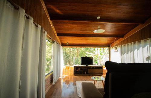 Paraisopolis House | Pet-Friendly Retreat at Casa de Campo Bosque das Pitaias