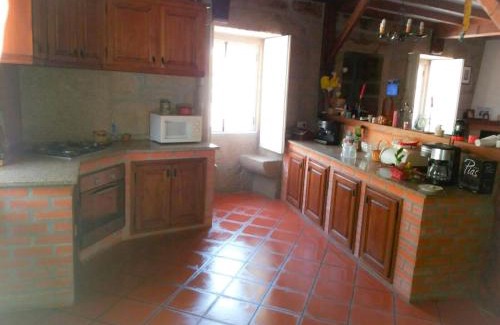 Portela de Santa Eulalia House | Perfect Retreat: Casa de Campo Cabriz for Families & Pets