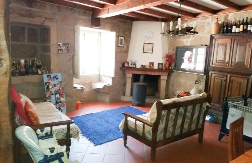 Portela de Santa Eulalia House | Perfect Retreat: Casa de Campo Cabriz for Families & Pets