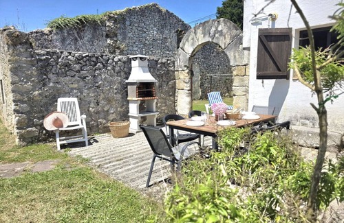 Isla House | Idyllic Garden Retreat at La Casa Gótica - Guest Rated 10/10