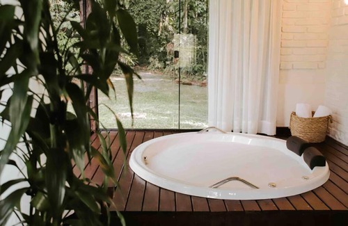 Joinville House | Inviting Casa de Campo em Joinville with Hot Tub & Fireplace