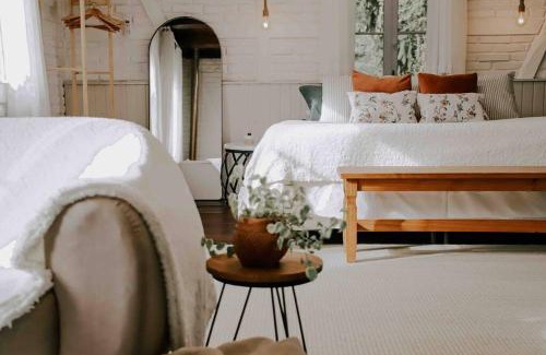 Joinville House | Inviting Casa de Campo em Joinville with Hot Tub & Fireplace