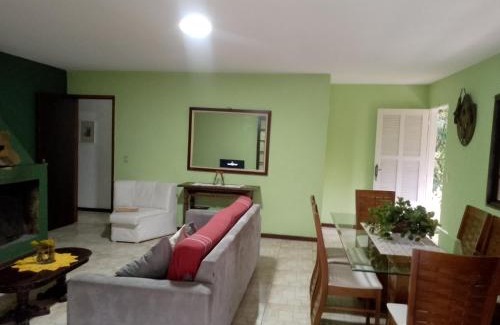 Araras House | Cozy Casa de Campo: Pet-Friendly Retreat with Pool