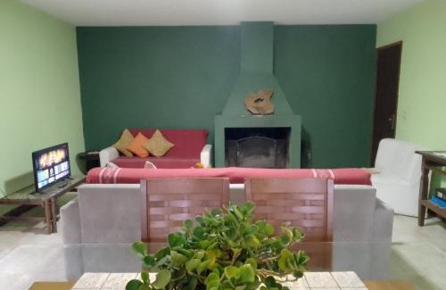Araras House | Cozy Casa de Campo: Pet-Friendly Retreat with Pool