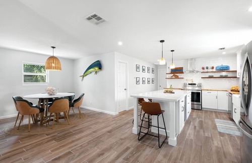 New Town House | Canal Front Home with Pool & Kitchen - CASA DE CANAL