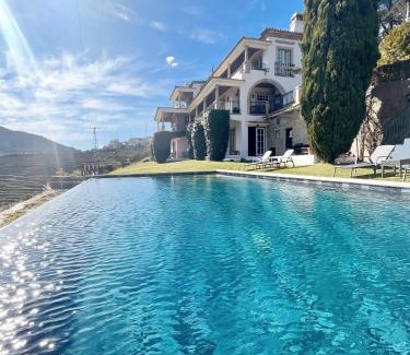 Mesao Frio House | Stunning Casa De Canilhas: 4-Star Oceanfront Oasis
